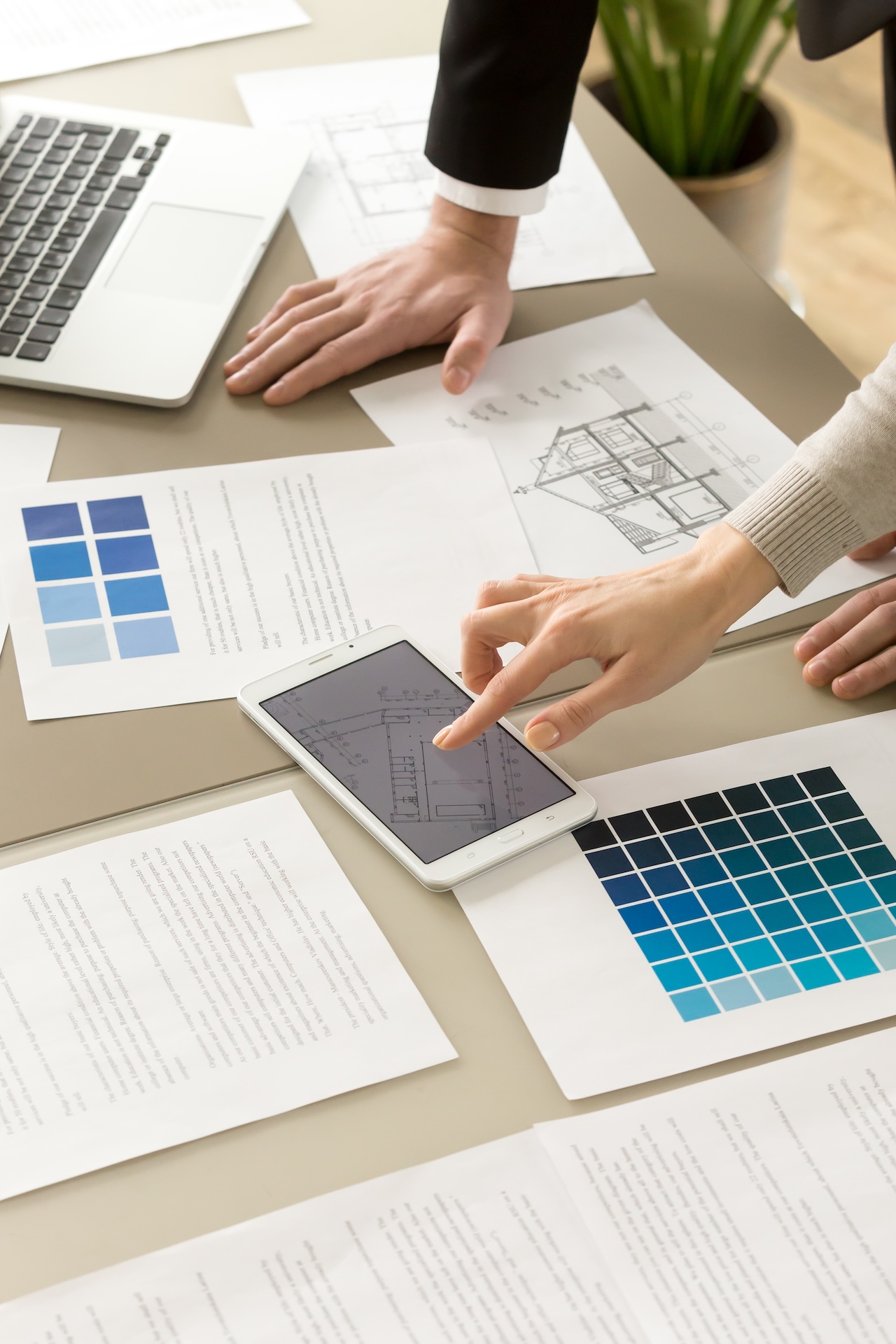Architekten die ein Projekt planen