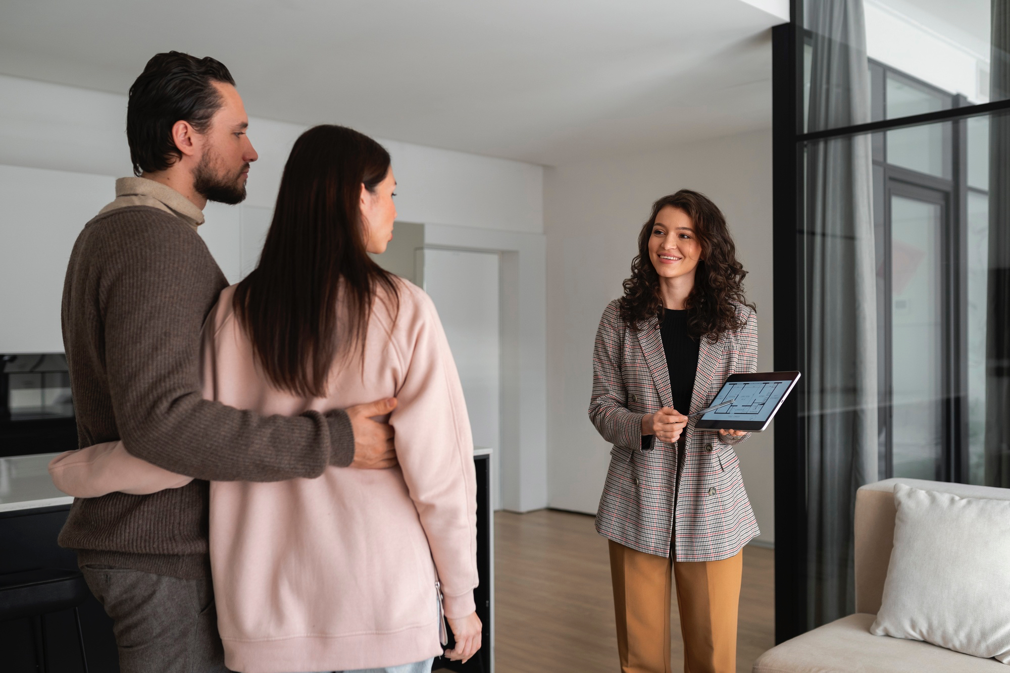 Immobilien Maklerin mit Interessenten