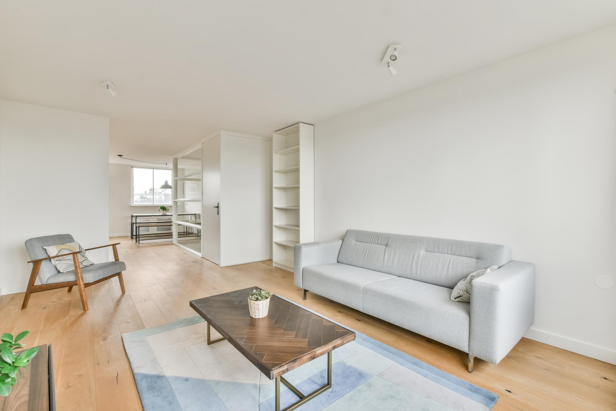 Wohnzimmer einer Mietswohnung mit Sofa