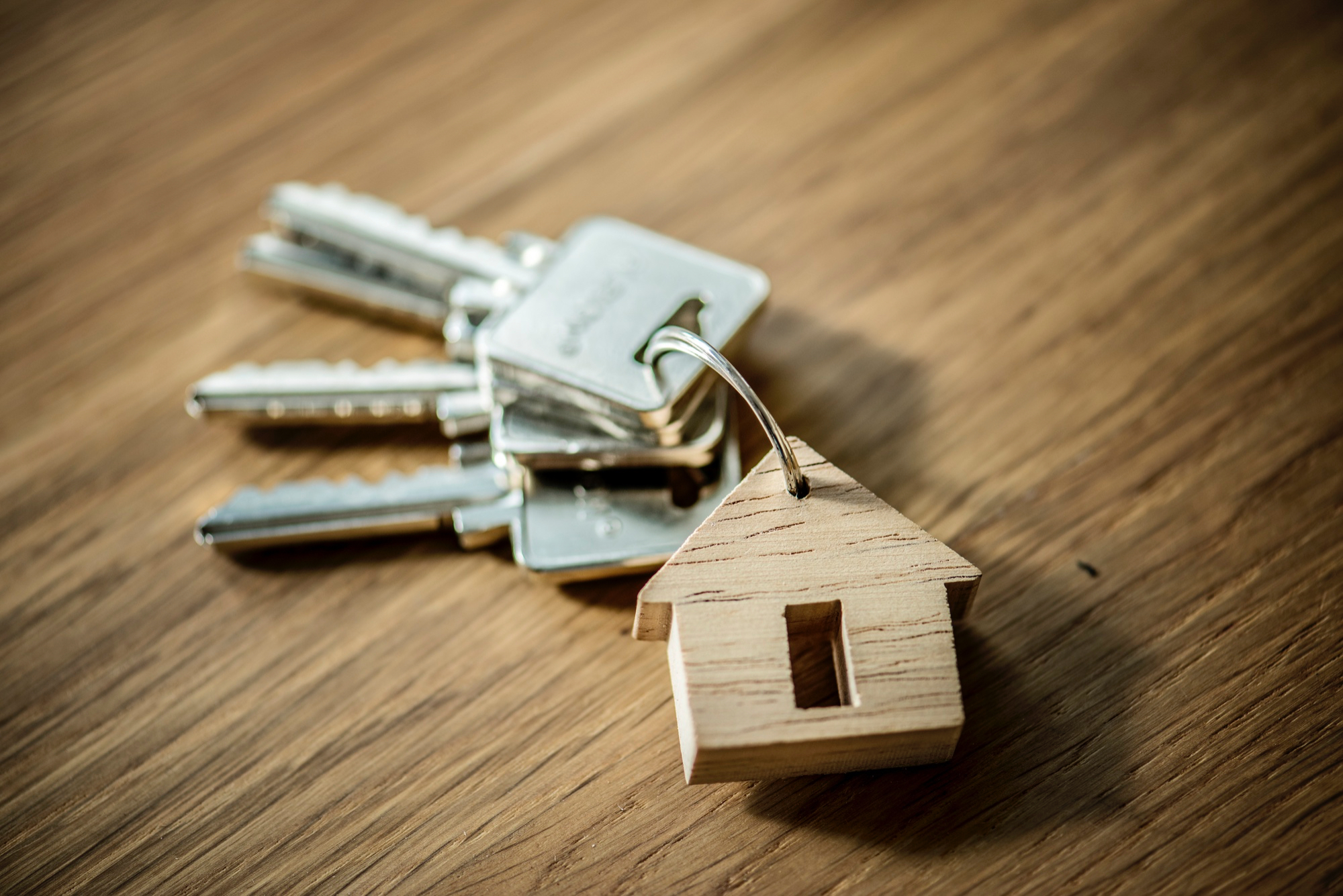 Wohnungsschlüssel mit Anhänger in Form eines Hauses